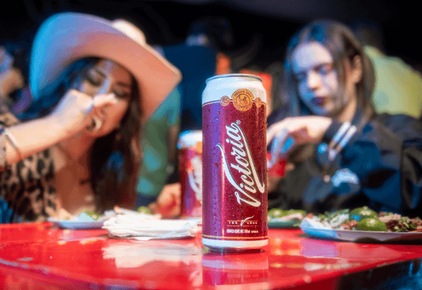 Deléitate con la combinación perfecta: tacos exquisitos y el refrescante sabor de Cerveza Victoria en las Ferias Chingonas de México.