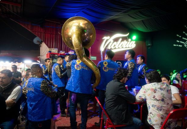 Siente la emoción de la música en vivo mientras disfrutas una Cerveza Victoria