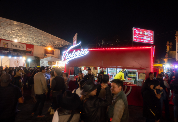 La emoción rodea el stand de Cerveza Victoria en la Feria de Texcoco.