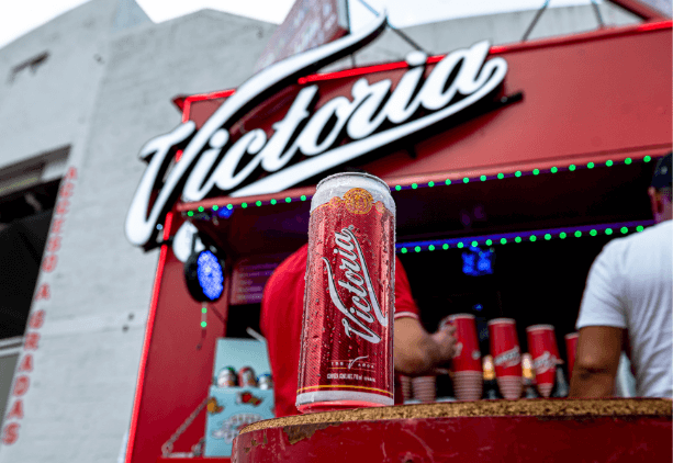 Disfruta de la auténtica Cerveza Victoria en nuestros icónicos stands en las Ferias de México.