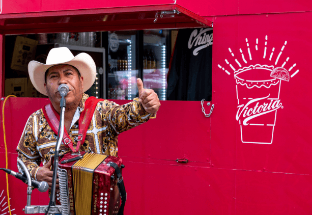 Sumérgete en la música y el sabor auténtico de México en las Ferias de México con Cerveza Victoria.
