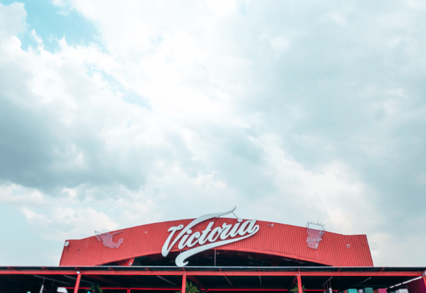 Nuestro icónico stand te espera con la auténtica esencia de Cerveza Victoria.